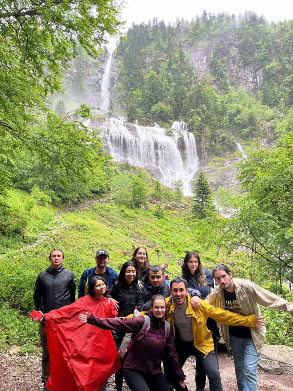 photo de groupe devant une cascade